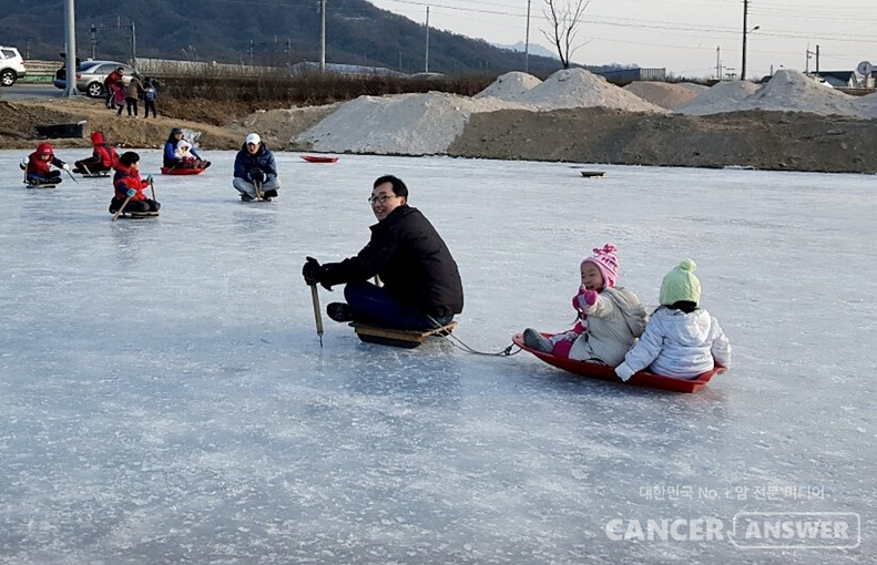 내 아이들에게는 따뜻한 겨울잠바를 입히고 겨울썰매를 함께 탔다. 