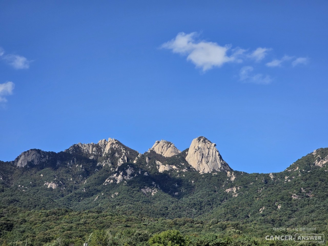 내가 지냈던 서울 강북구의 P요양병원 옥상에서는 북한산의 멋진 경치가 한 눈에 들어온다.