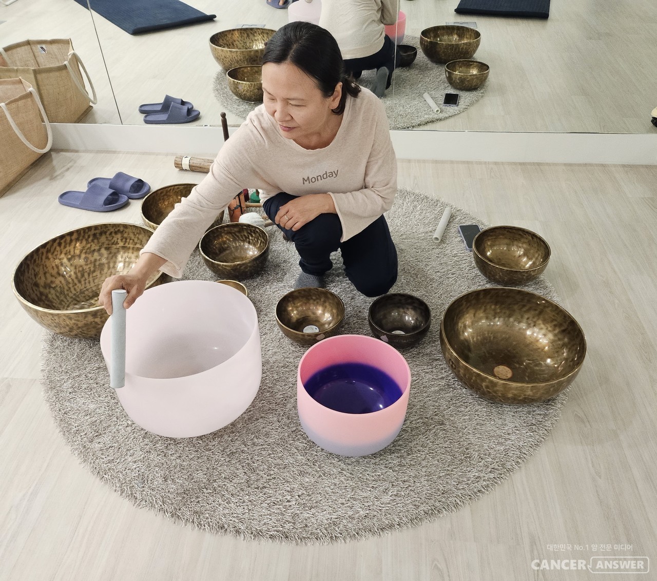 내가 지냈던 P요양병원에서는 싱잉볼 명상(사진), 명화 그리기, 손뜨개, 요가, 원예치료 등 다양한 프로그램이 운영됐다. 그 시간은 단순한 치료가 아니라, 서로의 고통을 나누고 ‘나만 힘든 게 아니구나’라는 위안을 얻는 시간이었다. 