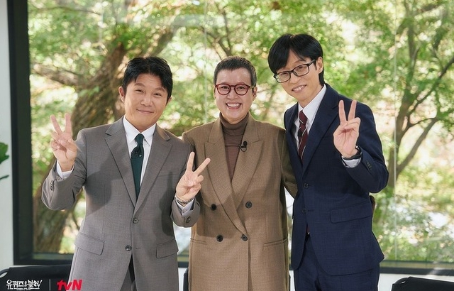 ​방송인 박미선 씨가 지난해 12월 유방암 진단부터 수술, 항암·방사선 치료, 그리고 항암 치료 중 발생한 폐렴 치료 과정에 대해 12일 방송된 tvN ‘유 퀴즈 온 더 블록’에서 상세히 공개했다. “가짜뉴스가 너무 많아서 생존신고 하러 나왔다”는 박미선 씨는 2024년 말 종합검진에서 유방암을 발견했다. “2월에 초음파를 했을 때는 괜찮았는데 12월 종합검진에서 조직검사를 하게 됐고 유방암이 나왔다”고 설명했다. 유재석, 조세호와 기념 촬영하는 박미선 씨. /tvN '유퀴즈 온 더 블록' 공식계정