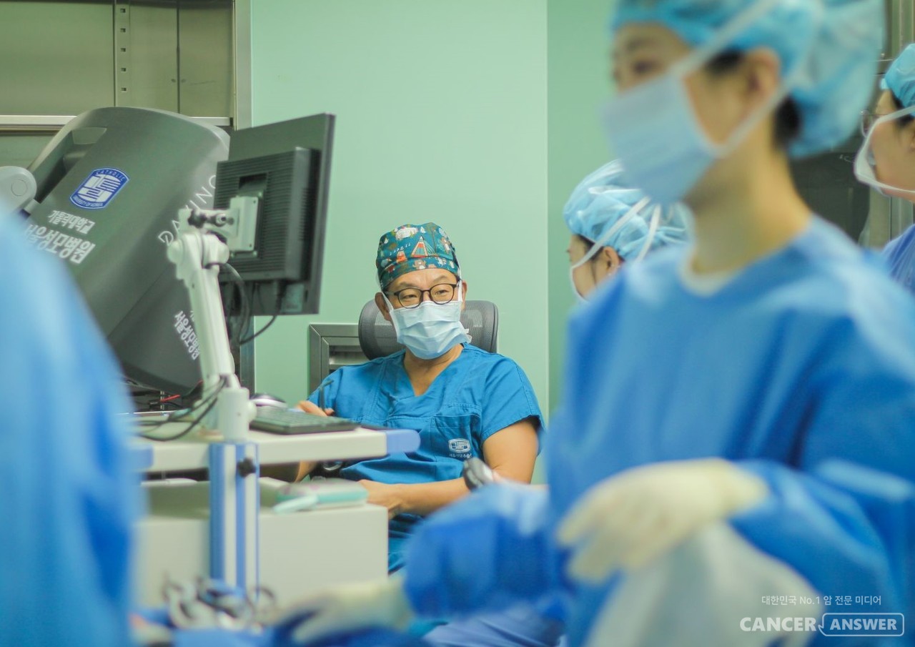 가톨릭대학교 서울성모병원 대장암센터 이윤석(대장항문외과, 사진) 교수를 중심으로 한 다기관 연구팀은 단일공 로봇수술이 단일공 복강경 수술에 비해 대장암 환자의 회복 속도가 빠르고 수술 안정성도 높다는 다기관 매칭 코호트 연구 결과를 발표했다./서울성모병원 제공