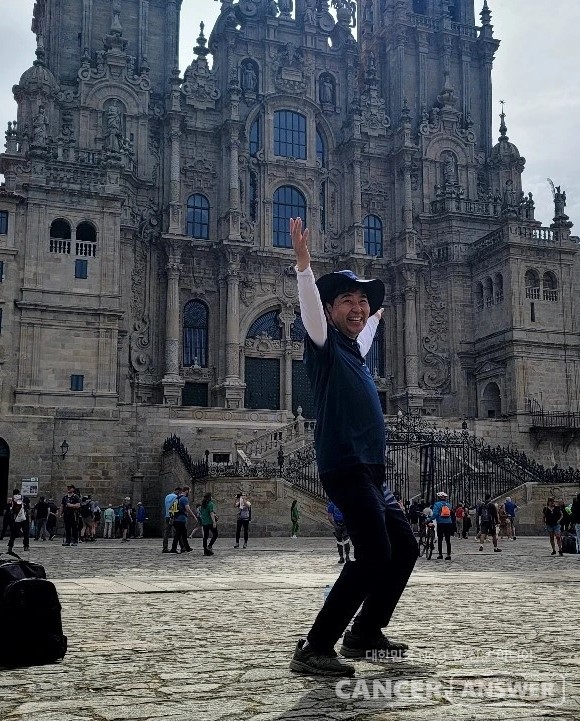 암을 겪고 나서야 삶의 질을 중요하게 여겼고, 나를 위하는 마음이 생겼다. 힐링여행을 만들어 다녀오기 시작한 것도 그 덕분이다. 2022년 코로나팬데믹 막바지 백신 접종 증명서를 제출하고 검사를 받는 번거로움에도 불구하고 떠난 산티아고순례자의길 걷기. 800km를 다 걷지 못했지만 200km 이상 걷고 난 뒤 산티아고대성당 앞에서 기분을 표시했다.