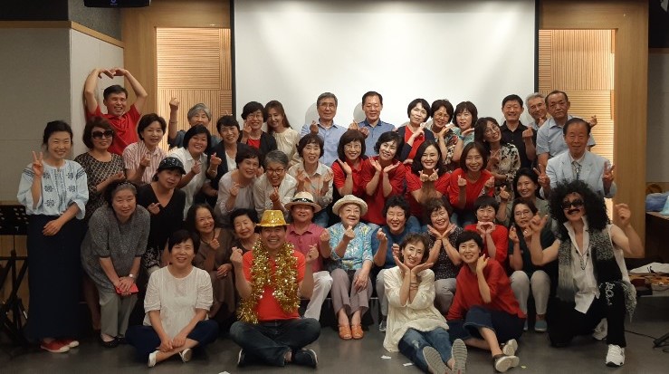 올해 14년째를 맞은 웃음보따리 송년회 기념 촬용. 지지, 격려, 응원이 곧 커뮤니티의 정신이다.